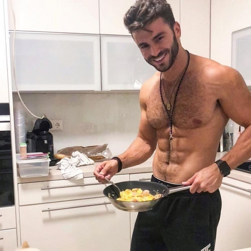Мужчина готовит завтрак по выходным