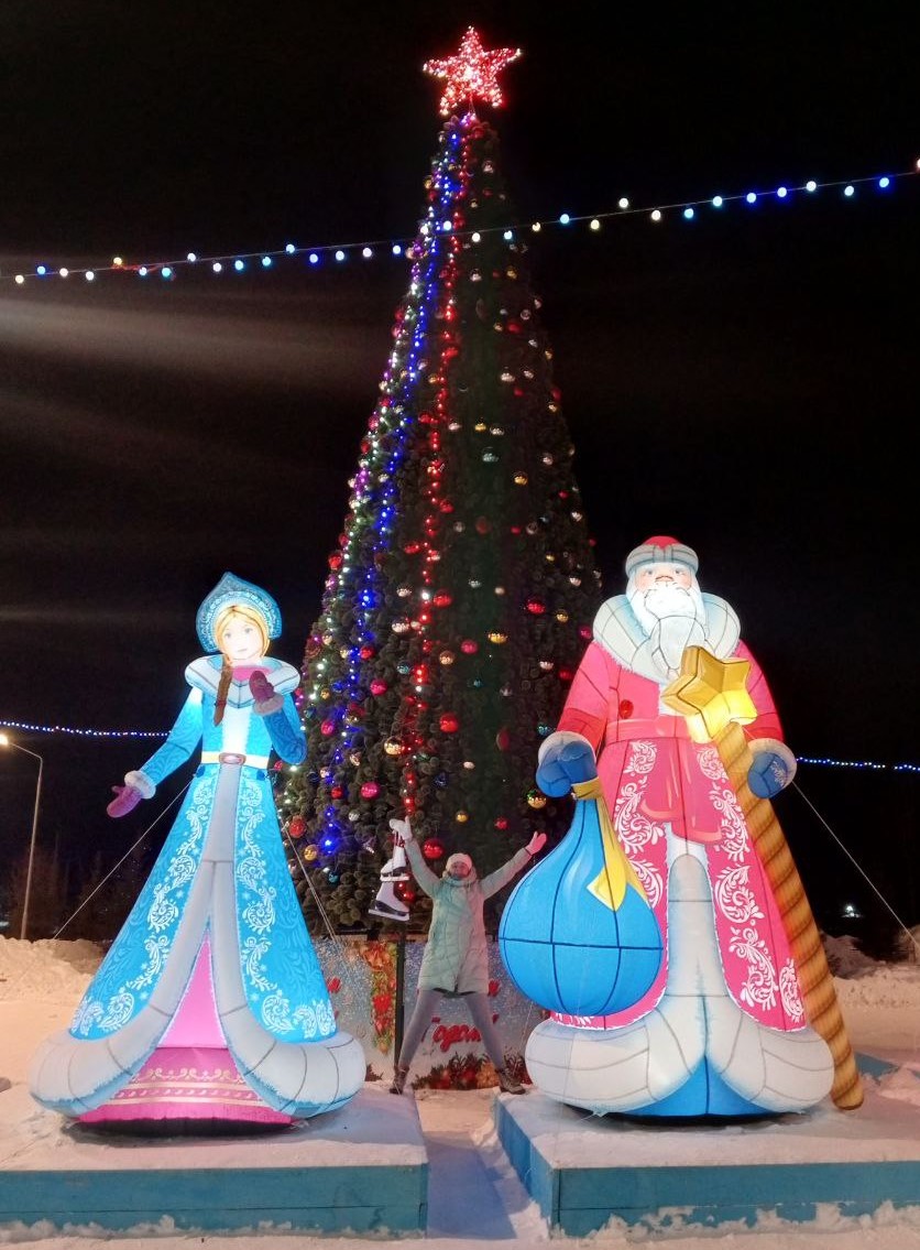 Вьётся лёгкий вечерний снежок, голубые мерцают огни. И звенит под ногами каток, словно в давние школьные дни.