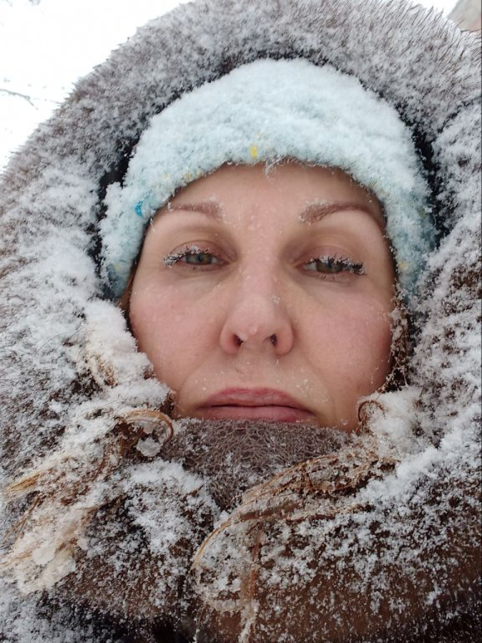 Снег на ресницах, он как любовь растает Гордая птица, поздняя стая Снег на ладонях, как без тебя согреться? Бьется от боли холодное сердце Я понимаю — так не бывает