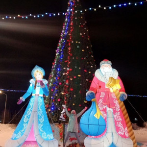 Вьётся лёгкий вечерний снежок, голубые мерцают огни. И звенит под ногами каток, словно в давние школьные дни.