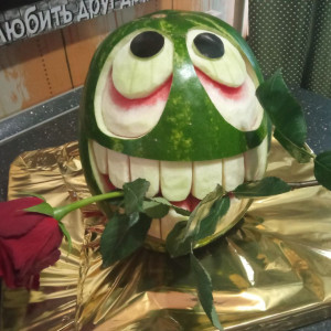 А как лучше резать арбуз? От полюса до полюса или по экватору?