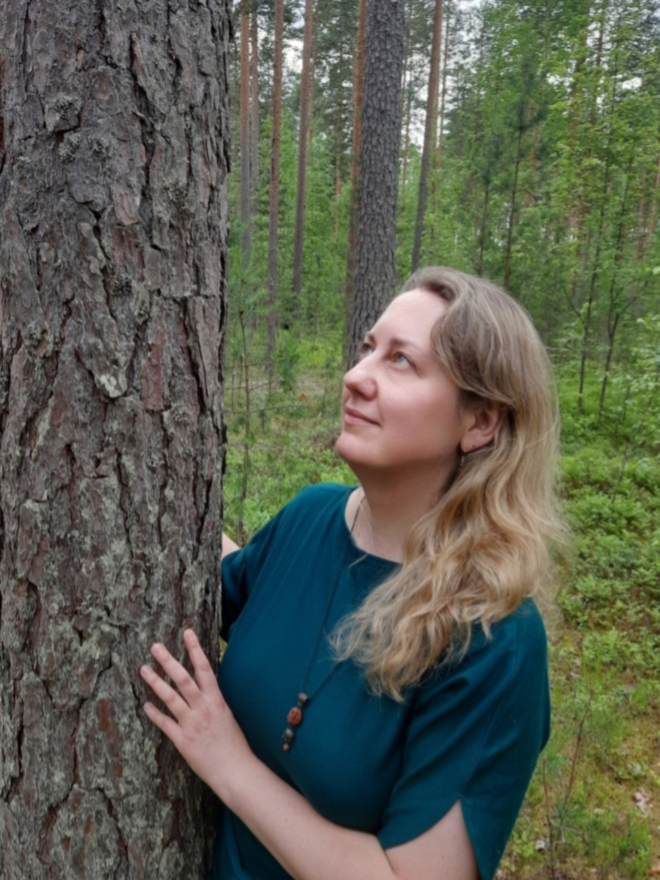 Деревья — это стихи, что пишет земля на небе. Мы валим их и превращаем в бумагу, чтоб записать на ней свою пустоту.