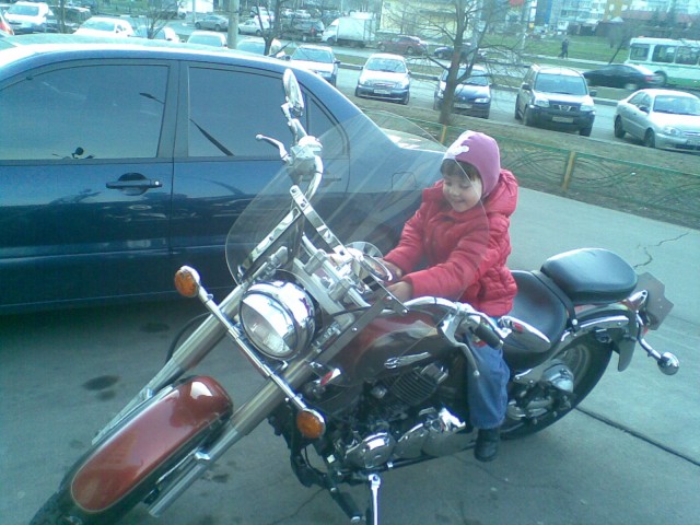 Моя любимая бусинка-байкерша на мотоцикле своего крёстного)