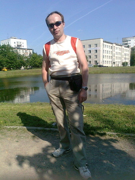 У озера , недалеко от дома .