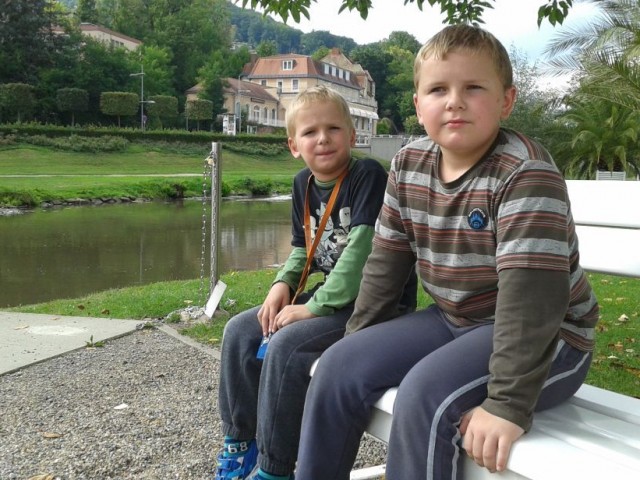 Moi synowie Wiktor i Pawel w Bad Kissingen w oczekiwaniu na statek rzeczny / Deutschland / 08.2013