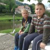 Moi synowie Wiktor i Pawel w Bad Kissingen w oczekiwaniu na statek rzeczny / Deutschland / 08.2013