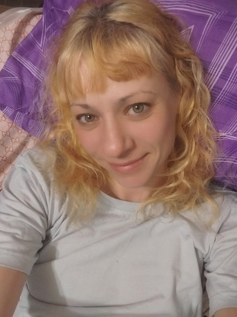 Елена, Владивосток, 40 лет, 1 ребенок, 2 фото. Ищу: Кто ни когда не обидет меня и защитит от любых сложностей меня и мою дочь  Анкета 7576. 