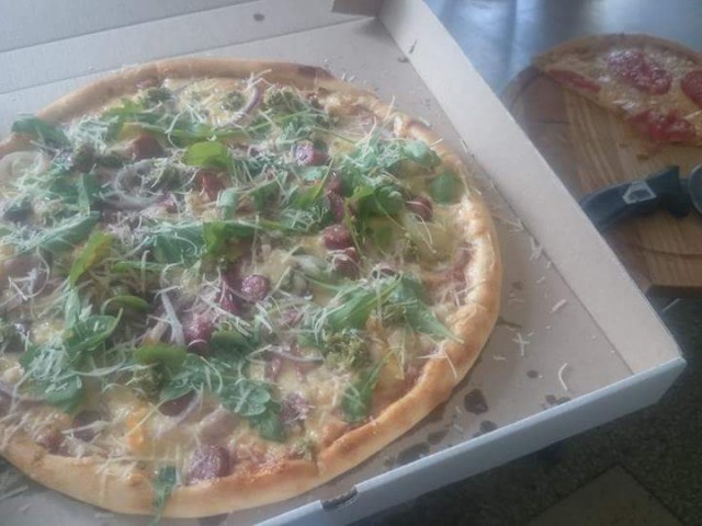 Это ещё первая моя пицца, не то конечно что сейчас пеку, но первый блин всегда комом