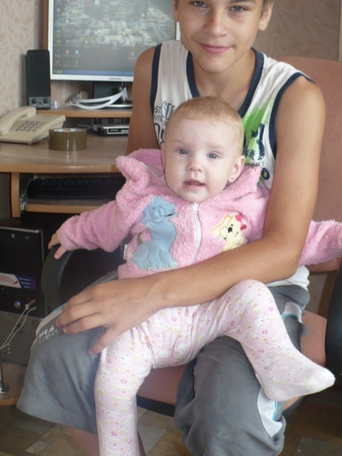 Сын с младшей дочерью.