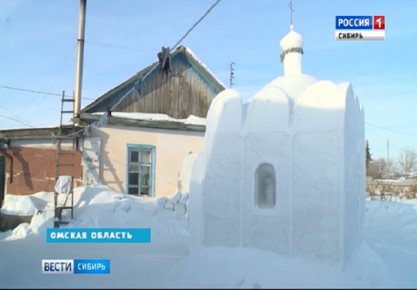 Снежная церковь в сибирской деревне