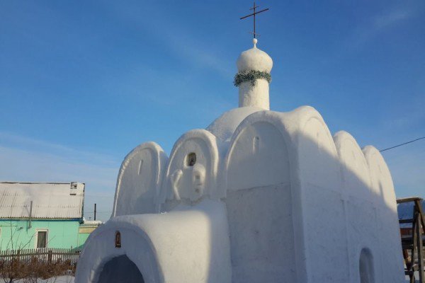 Снежная церковь в сибирской деревне