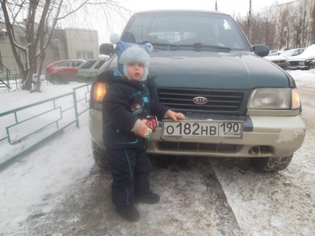 рядом с маминой машинкой*)