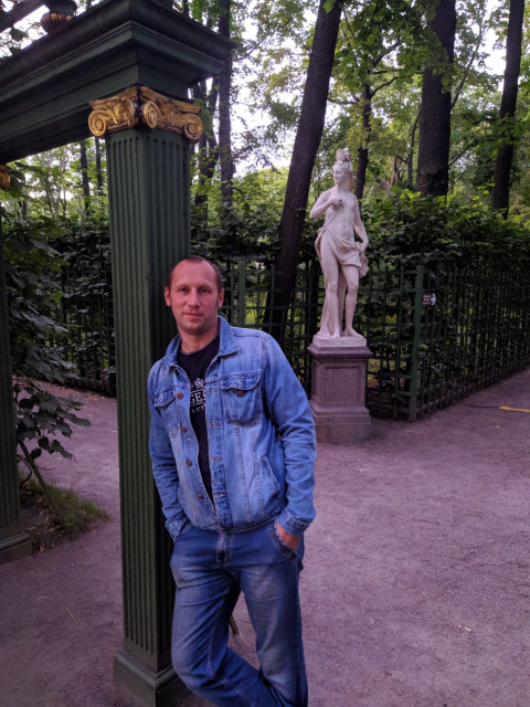 Sergei, Москва, м. Кожуховская, 44 года. Слова врут. Жесты, поцелуи, голос и глаза иногда хитрят. Даже сердце иногда барахлит. Самые честные 