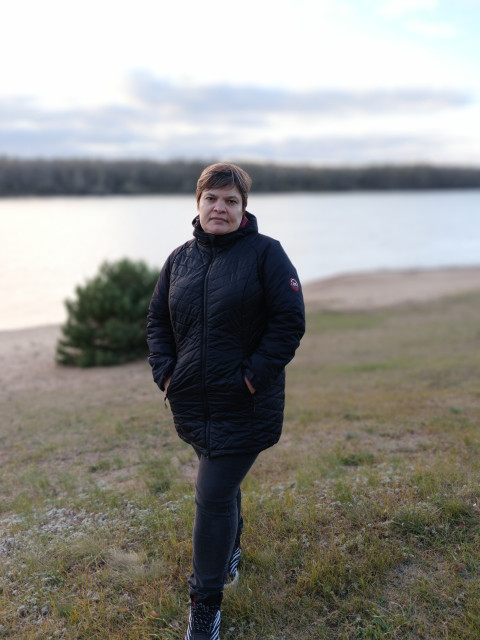 Лена, Россия, Омск, 44 года, 2 ребенка. Хочу найти С возрастом понимаю, что ожидание не совпадает с реальностью, поэтому никаких клише и стереотипов. 
Иногда, пока мозг думает, задница успевает принять такое решение, что тараканы в голове аплодируют с