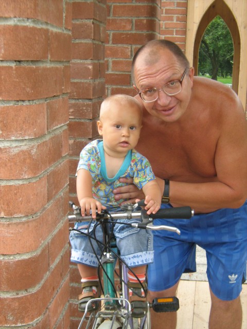 Олег, Беларусь, Минск, 65 лет, 2 ребенка. У меня сын 5 лет и дочь 8 лет ,  они живут не со мной , но я часто их беру к себе . Хотел бы создать