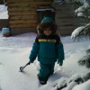 сын помогает снег убирать)