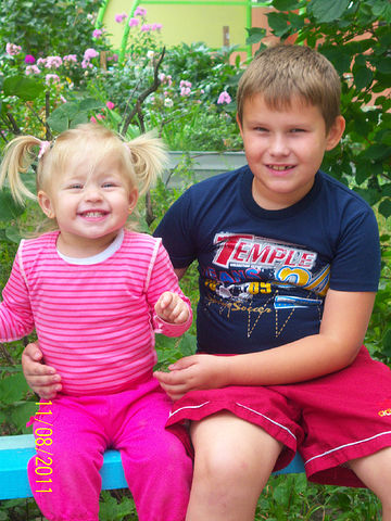 С двоюродной сестрой.