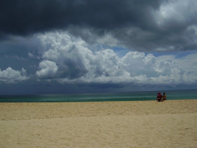 Океан на Пхукете в сезон дождей.