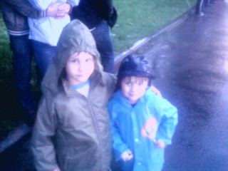 день города.ждём какую-то СМОКИ???под проливным дождём!!!папа сказал,что это круто.ну что ж,значит он знает!жалко его-мы то в дождевиках,а он насквозь промок.наш видеорегистратор!