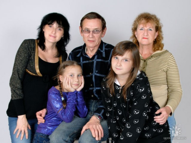 Я, мама, папа и дочки (Маша в животике еще)