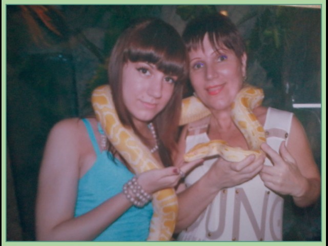 С младшей дочкой.