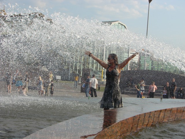 Москва, в фонтане