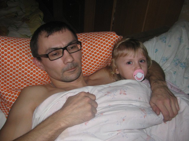 Дочка никогда соску не сосала,а тут говорит "Пап,давай играть,будто я маленькая )))"