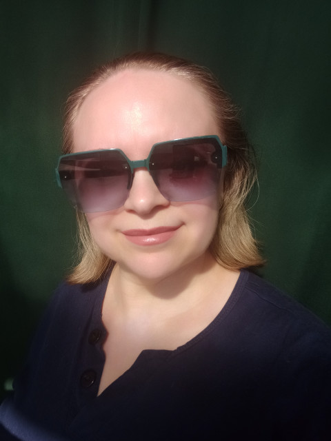 Юлия, Нижневартовск, 47 лет, 1 ребенок, 7 фото. Домашняя, люблю уют. Качество фотографий не супер, потому что честные.