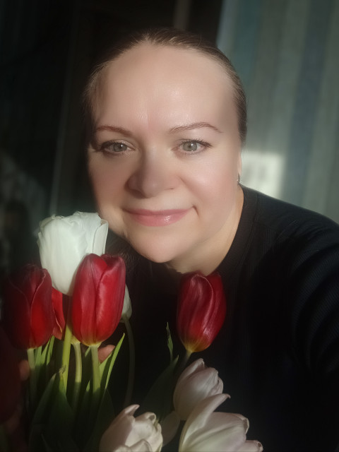 Юлия, Нижневартовск, 47 лет, 1 ребенок, 7 фото. Домашняя, люблю уют. Качество фотографий не супер, потому что честные.