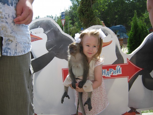 Две Сони - обезьянка и моя дочка. Обезьяна реально заснула прямо на руках у моей дочки.