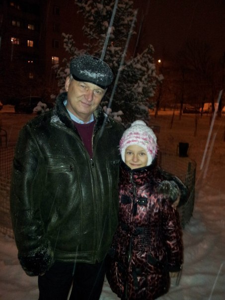 Дедушка с внучкой, моей дочкой.
