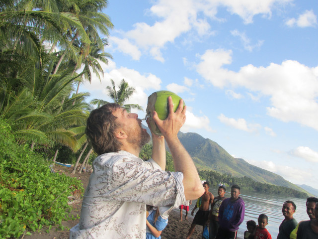 Pulau Flores, desa Nobo. Местные жители любезно вскрыли кокос, добытый моим другом. Сок свежего кокоса - это вещь!