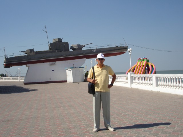 ...у памятника морякам Азовской флотилии (Азов, 2014)