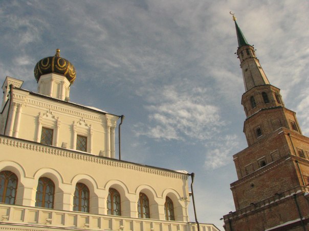 Мечеть ханского комплекса и падающая башня Сююмбеки
