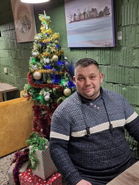 Александр, Россия, Лобня, 42 года. Хочу найти Девушку или молодую женщину. Если в положении-это прекрасно. Деток люблю:)Интересный молодой мужчина. Плотноват. Образование медицинское. Характер творческий, сочиняю песни, 