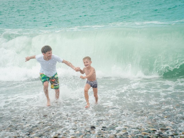 Сочи пляж для ребенка. Сочи с детьми. Сочи море дети. Сочи лето дети. Пляж Сочи дети.