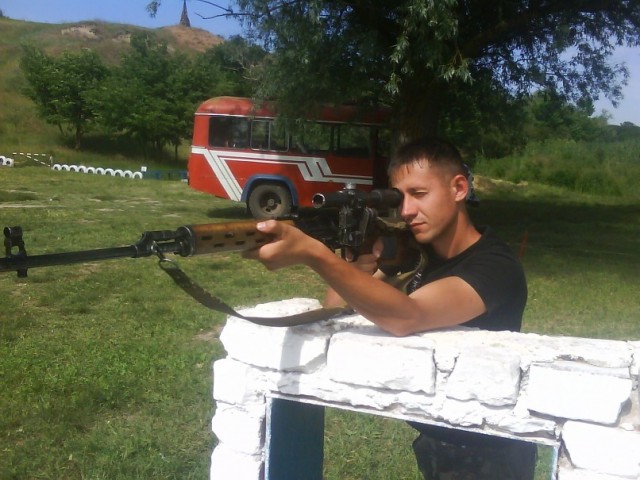 В армии снайпером был))