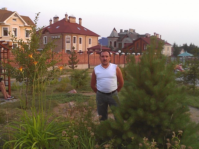 Рафил, Россия, Уфа, 59 лет, 1 ребенок. Хочу найти В поиске для проживания за гордом, со своей землей или в деревне, желательно более менее экологическЛюблю природу, красивый сад, баню, веду ЗОЖ, мобильный, адекватный, авто...