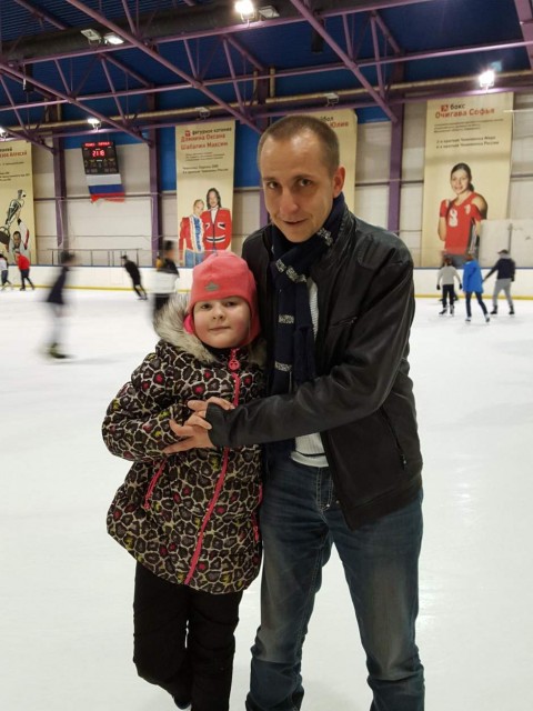 с дочей
 Лиза первый раз на льду