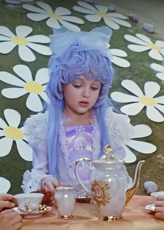 Ответ Мальвины ...Поздняя ночь и я дома одна С неба как в детстве сияет луна пьеро навек   мой безутешный  герой живет романтик одною мечтой Ты в грезах своих — покоритель вершин, Но в жизни боишься простуд и ангин. Ты Обещал мне мир дарить, но как мне бы