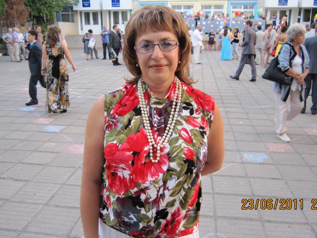 В школе на выпускном вечере 2011г.