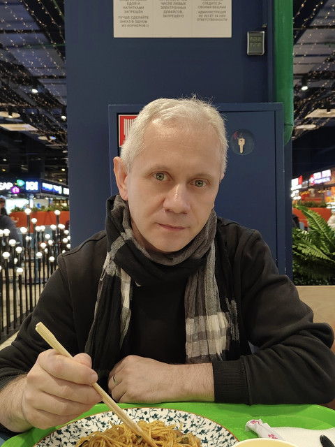 олег, Россия, Москва, 49 лет. Хочу найти На свете встречаются женщины с которыми хорошо, но без которых ещё лучше. Есть и такие, с которыми пВ разводе, есть дочь, но живёт не со мной. Не москвич, хотя живу здесь достаточно давно. Хочу создат