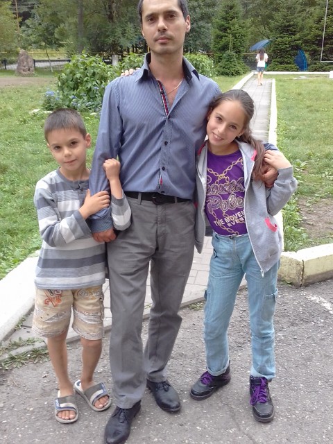 Эдуард, Россия, Владикавказ, 40 лет, 3 ребенка. Порядочный, добрый, отзывчивый, отец троих прекрасных деток, вдовец, очень хочу создать крепкую, доб