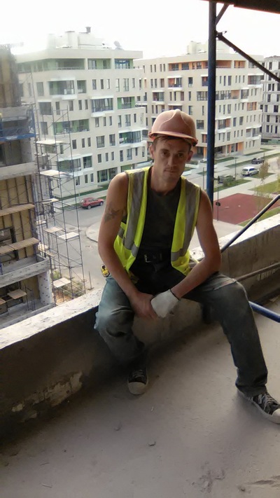 Олег Кропотин, Москва, 43 года. Я работаю постоянно на стройке я вахтовик сам я с урала челябинской области