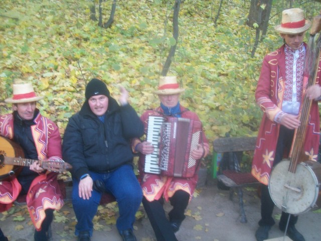 В Умани, с народными музыкантами в парке Софиевка.