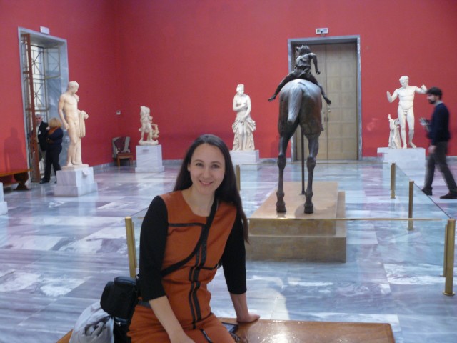 в греческом зале, в греческом зале... красавица Афродита
(древнегреческая скульптура из белого мрамора на заднем плане)