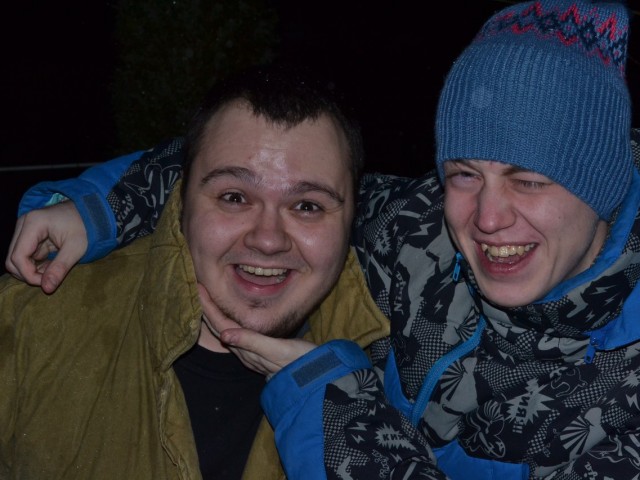 весело с друзьями....встретить новый год)))