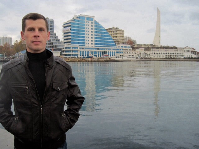 Олег, Россия, Севастополь, 41 год. Не пью , не курю , в силу того что много времени провожу за рулём есть проблемы с позвоночником . По