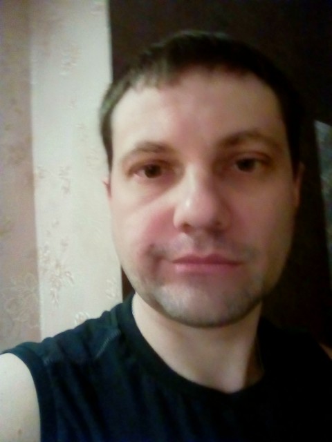 Данил, Россия, Великий Новгород, 47 лет. Не курю, не пью, немножко бегаю. Работаю в сфере строительство.
