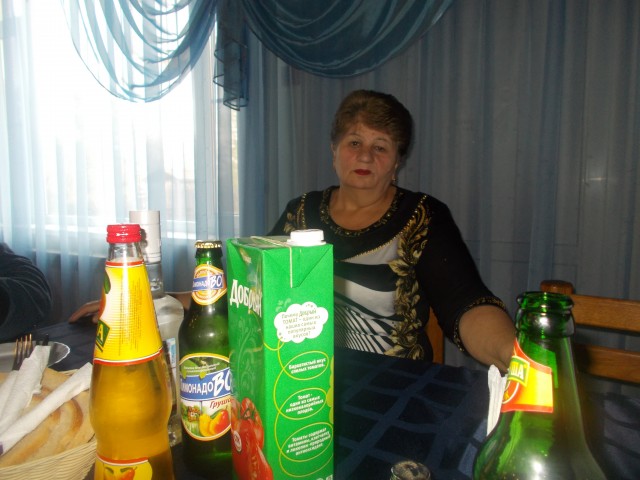 Лиза, Россия, Батайск, 70 лет, 3 ребенка. Хочу найти Моло пьющего мужчину среднего телосложения на все руки мастер.Вдова дети все взрослые проживаю с дочерью и внуками . Ещё работаю рос 163 . вес 86 Хотела бы познак